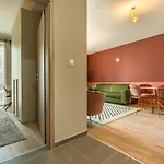 Apartment Luxury W Balcony Next To Andrassy Road