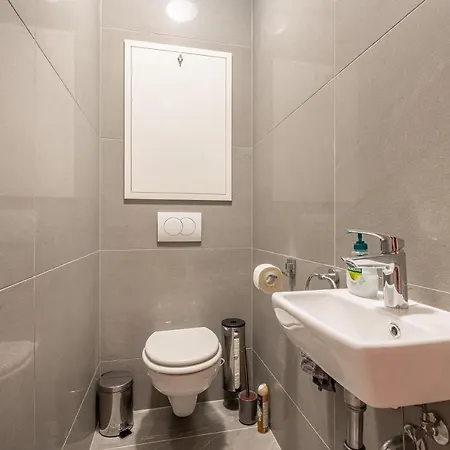 Apartment Luxury W Balcony Next To Andrassy Road
