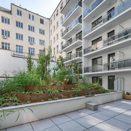 Apartment Luxury W Balcony Next To Andrassy Road